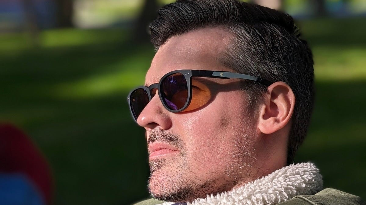 un homme portant des lunettes de soleil Horus X