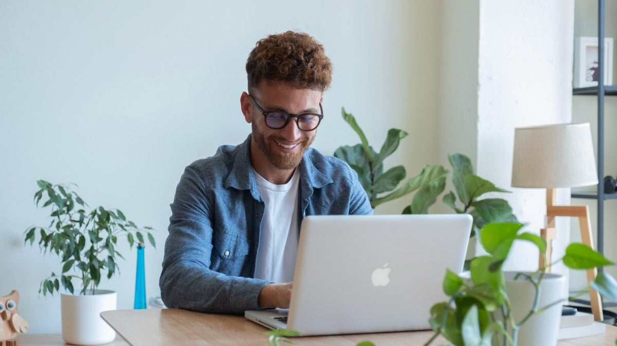 un homme portant des lunettes horus x anti lumiere bleu