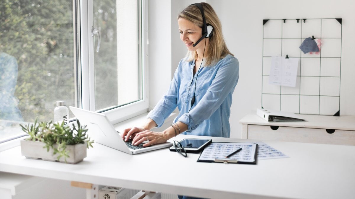 une Femme d'affaires travaillant sur un poste de travail ergonomique debout