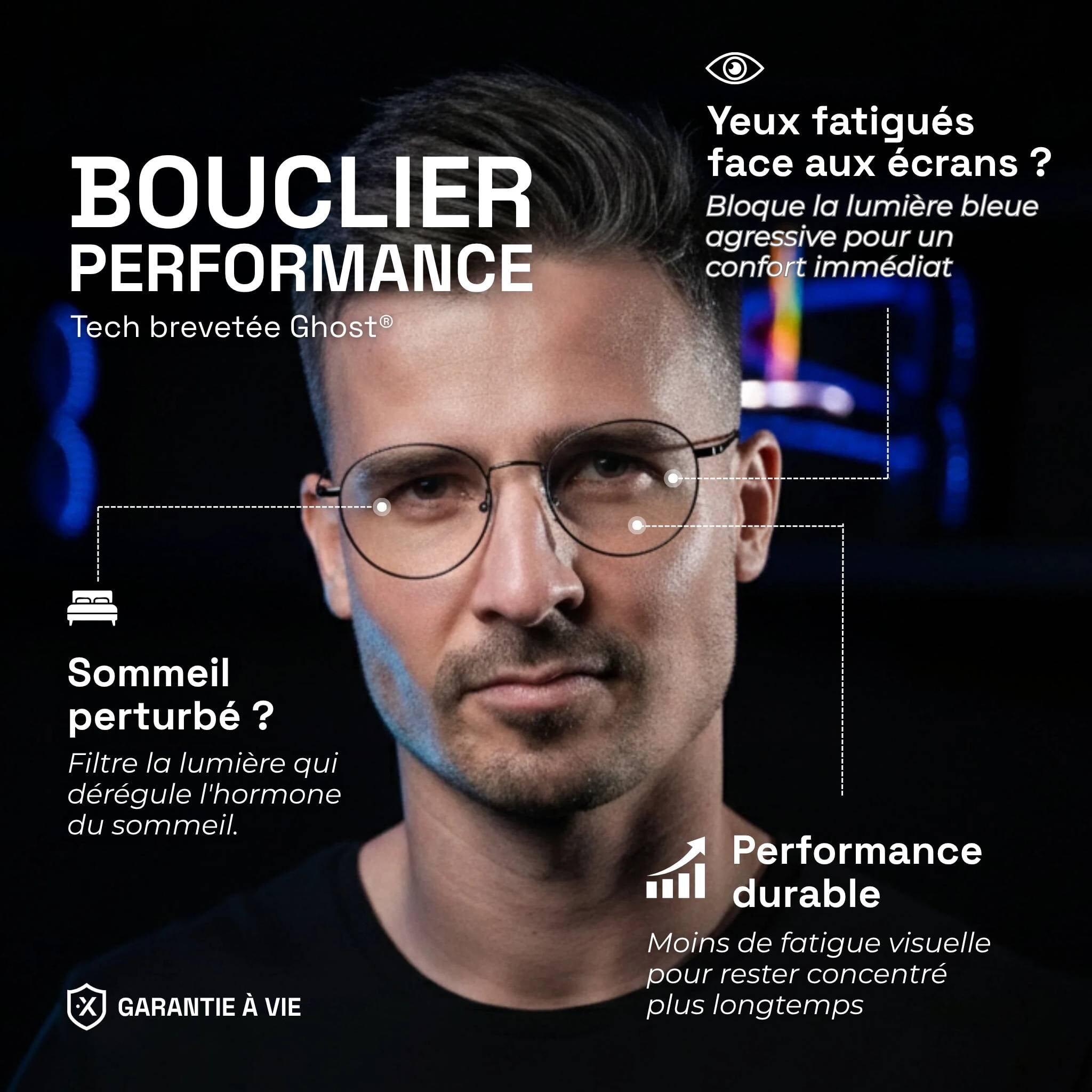 Junger Mann mit hellen Obsidian-Gaming-Brillen unter einem Kopfhörer. Produktvorteile als Text: blockiert blaues Licht, um müde Augen zu entlasten und für besseren Schlaf.