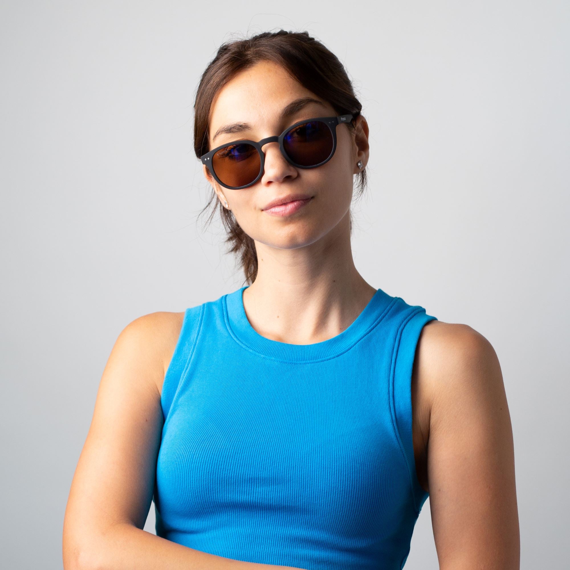 Rebecca porte nos lunettes de soleil Urban sur fond blanc, de face