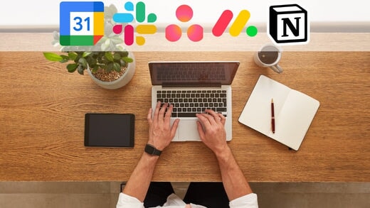 Homme travaillant sur un ordinateur portable