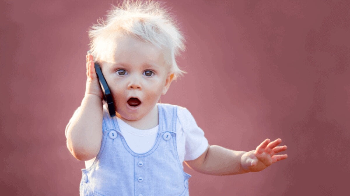 bébé parle au téléphone