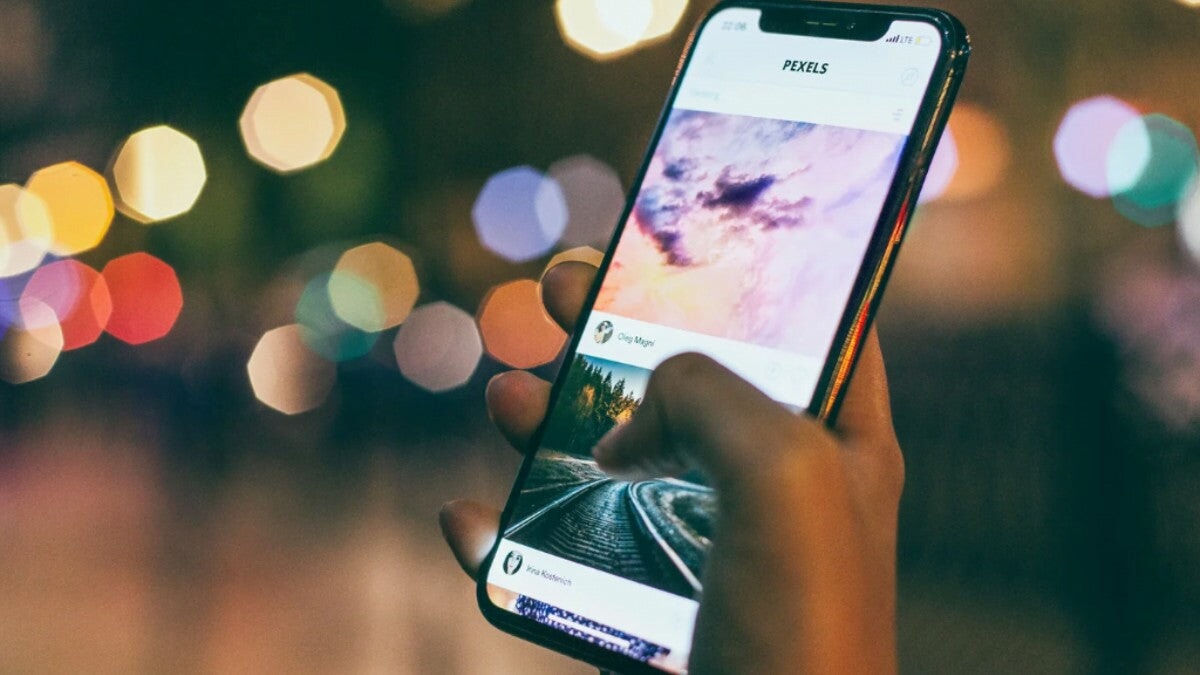 femme tenant un téléphone