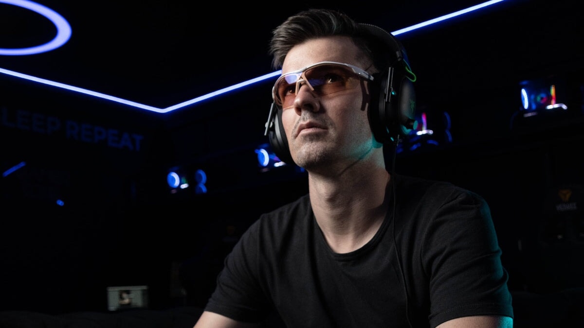 homme portant des lunettes de jeu Horus X avec un casque pendant qu'il joue