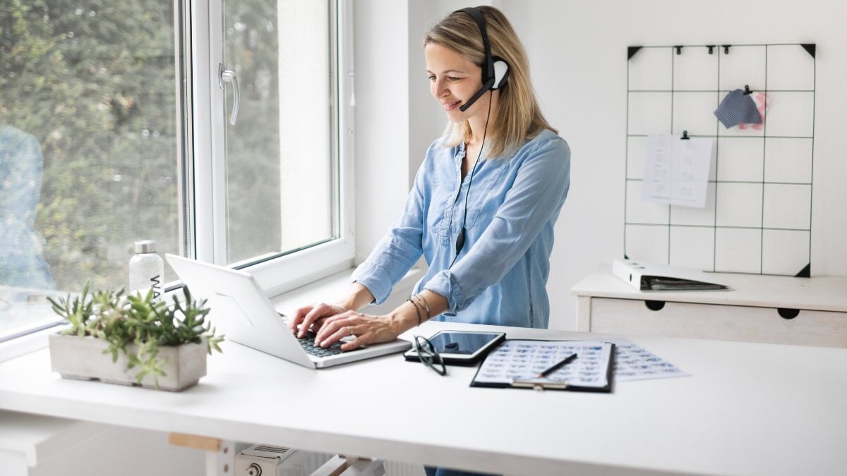 une Femme d'affaires travaillant sur un poste de travail ergonomique debout