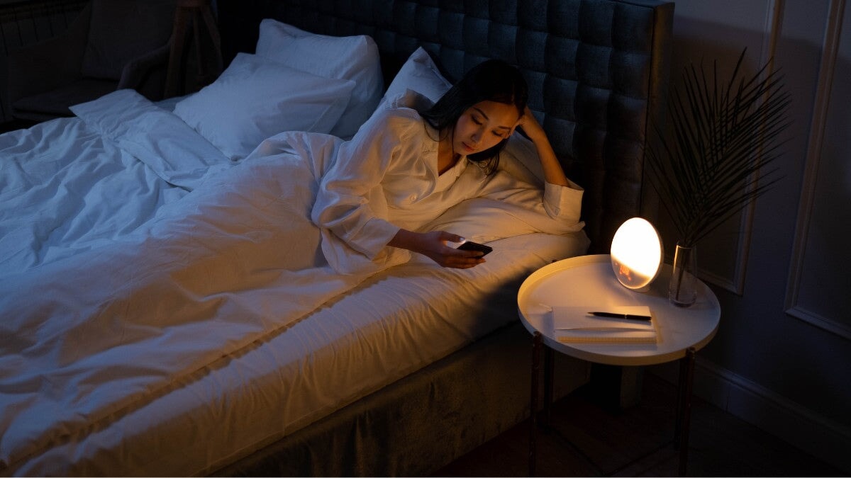 une femme allongée dans son lit