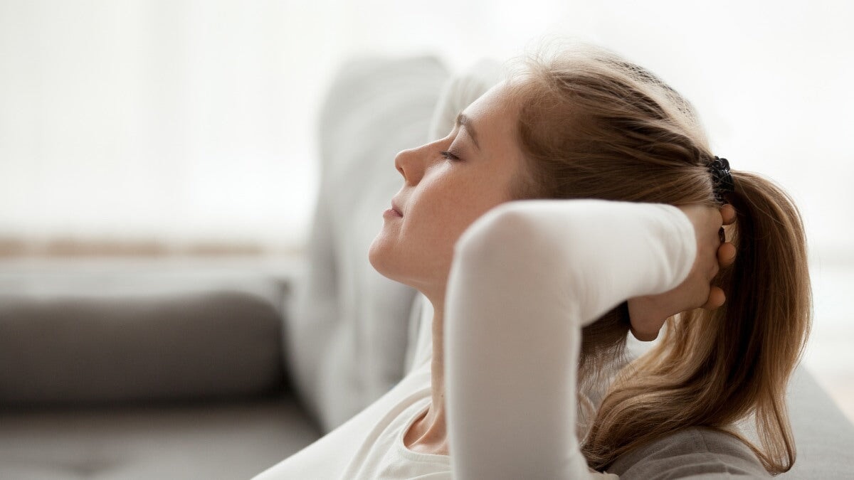 une femme qui repose ses yeux