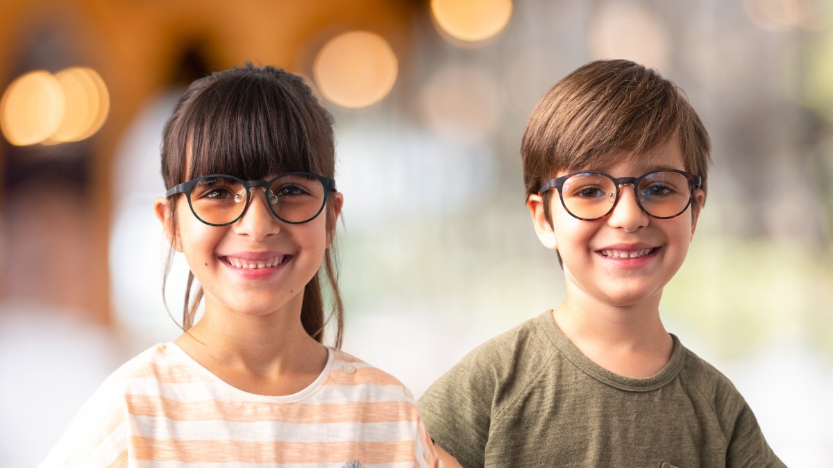 une petite fille et un petit garçon portant des lunettes Horus X