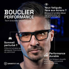 Junger Mann mit Horus X One Gaming-Brille mit klaren Gläsern vor schwarzem Hintergrund mit Produktvorteilen (erholte Augen, verbesserter Schlaf, nachhaltige Leistung)