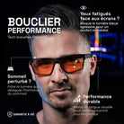Junger Mann mit Horus X One Gaming-Brille mit bernsteinfarbenen Gläsern vor schwarzem Hintergrund mit Produktvorteilen (entspanntere Augen, verbesserter Schlaf, anhaltende Leistung)