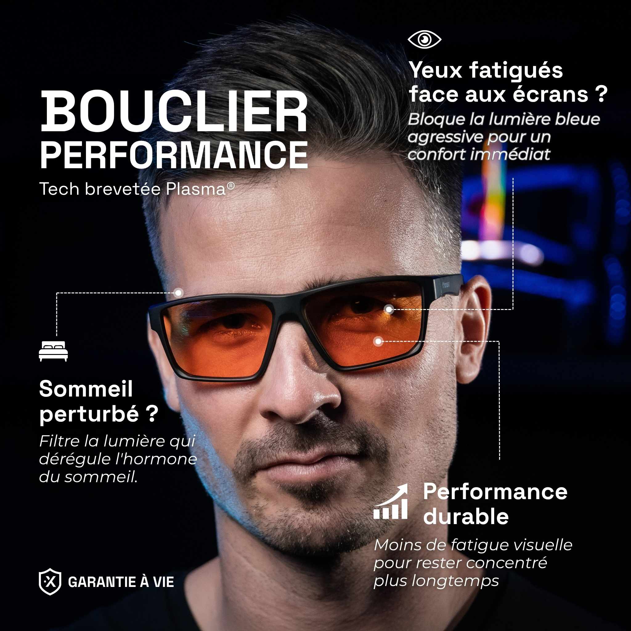 Junger Mann mit Horus X One Gaming-Brille mit bernsteinfarbenen Gläsern vor schwarzem Hintergrund mit Produktvorteilen (entspanntere Augen, verbesserter Schlaf, anhaltende Leistung)