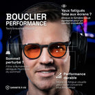 Matthieu trägt die Urban Revo Gaming-Brille mit bernsteinfarbenen Gläsern unter einem Kopfhörer. Text: Leistungsschild, blockiert blaues Licht für besseren Komfort und Schlaf. Lebenslange Garantie.